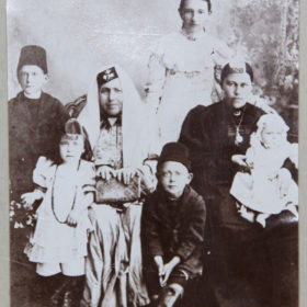 Фотография. Семейное фото. к. XIX в. На заднем плане стоит Гульхабира Насырия.