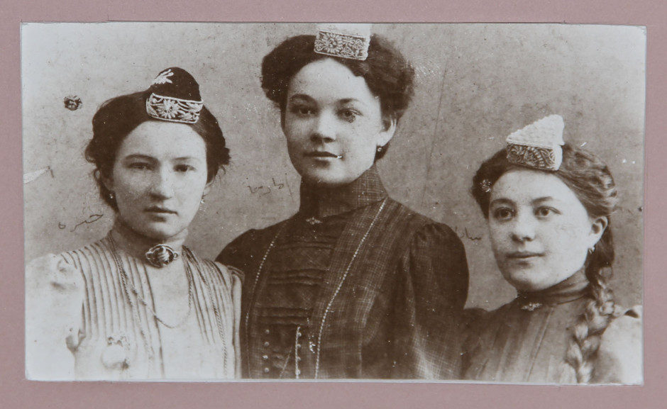 Фотография. Гульхабира Насырия (первая слева) с подругами. 1907 г.